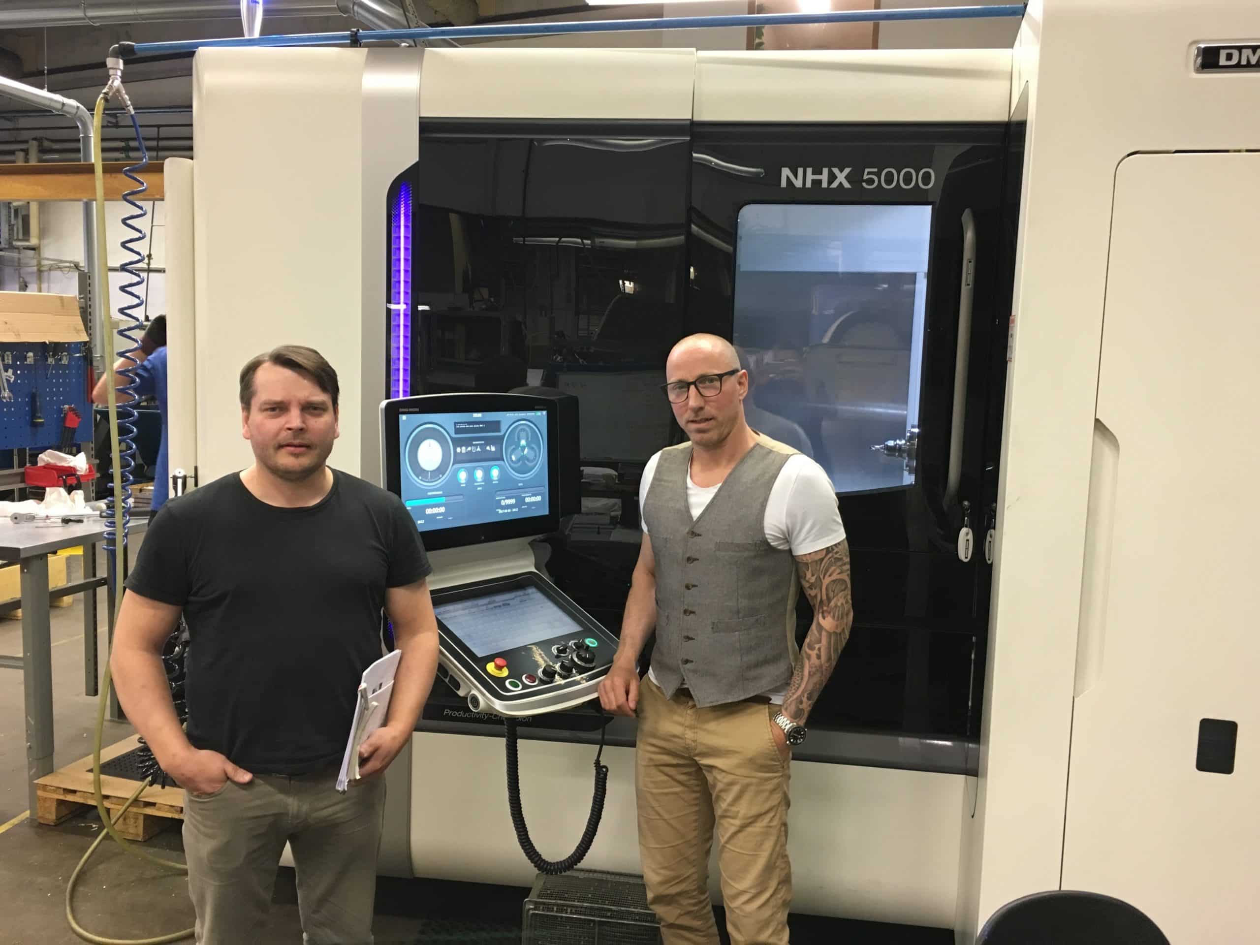 Risto Saarijärvi, produktionschef och Mattias Petterson, vd, framför nyförvärvet.