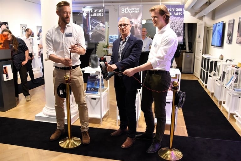 Per Sjögren Mats Falck, ordförande för Sveat, flankerad av ägarna till 3DVerkstan, Daniel Ljungstig och Anders Tyrland vid invigningen av centret.