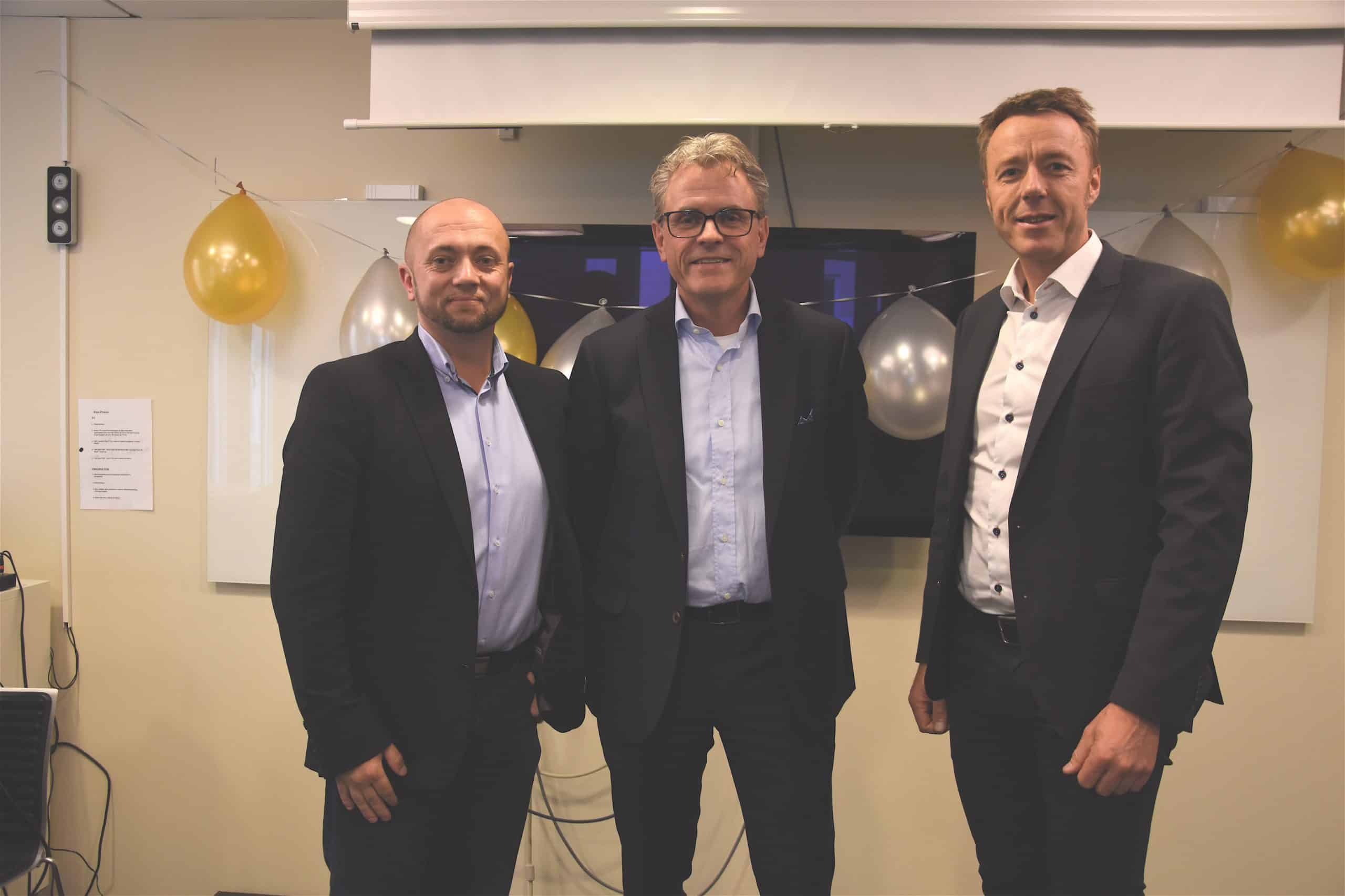 Avgående vd Anders Ekdahl flankeras av Johan Andersson (Sinf:s ordförande) och Joakim Norlén (tillträdande vd för Sinf).