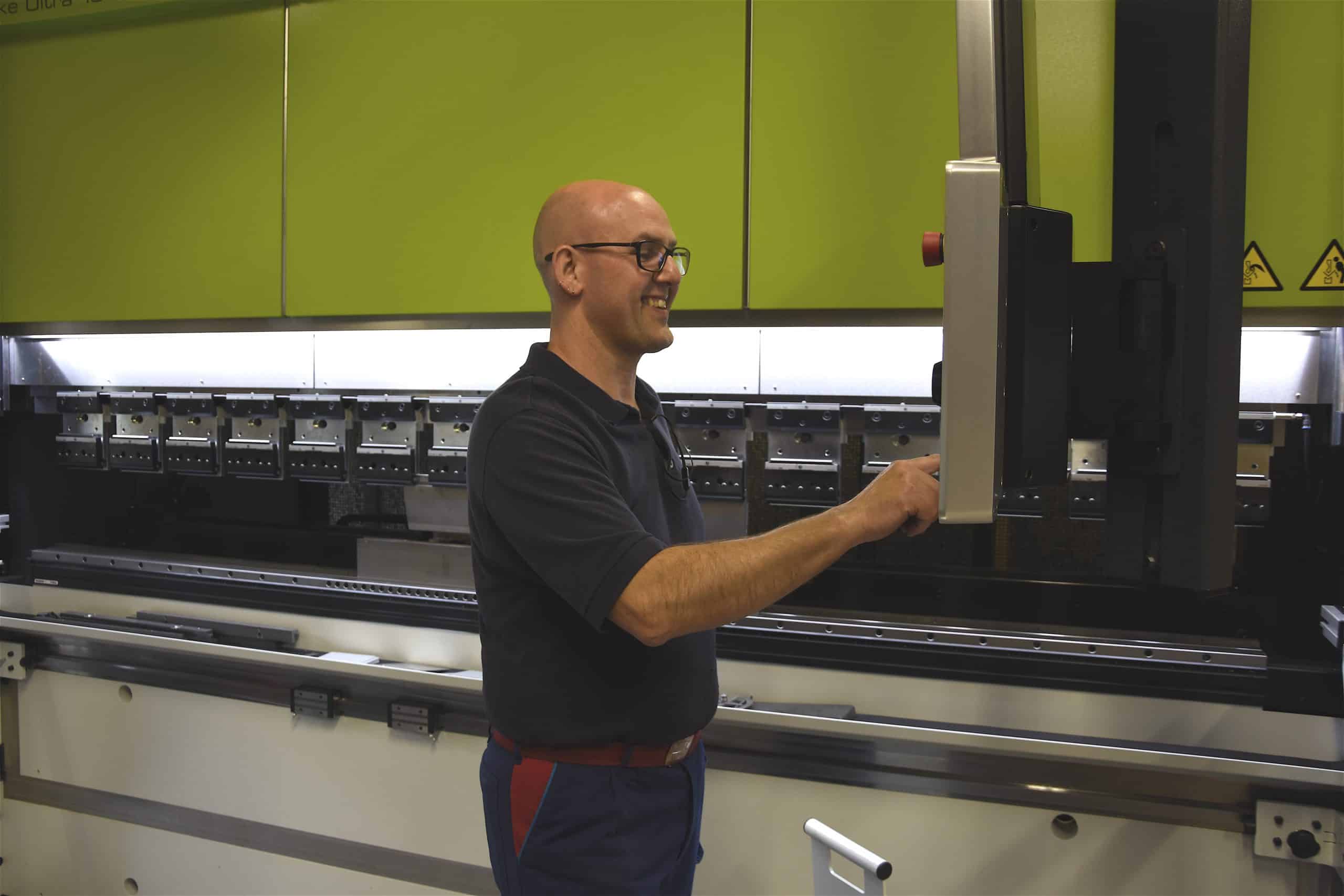 Verkstadsplåtslagare Jörgen Ström vid den nya kantpressen, en Safan Darley E-brake Ultra.