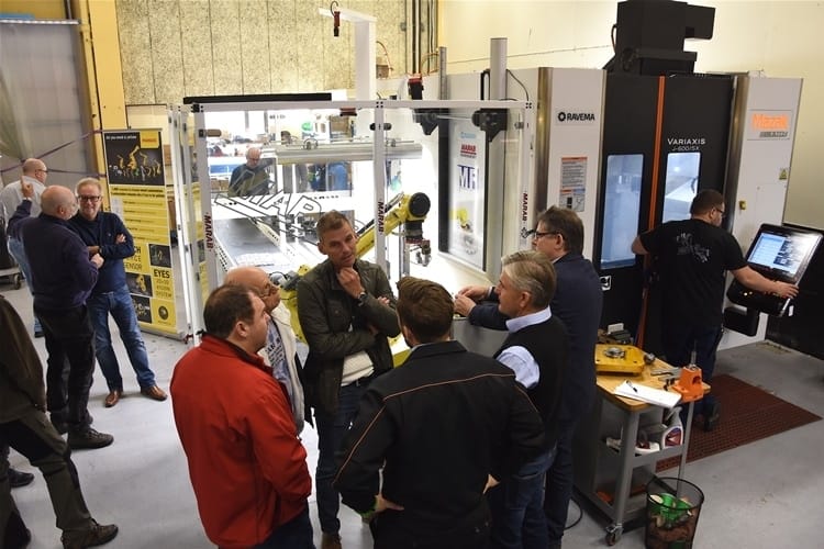 Foto: Per Sjögren Besökarna fick se den nya robotcellen i arbete i den faktiskta produktionen hos MF Precision i Ljusdal.
